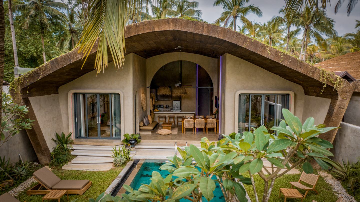 Diwatu Villas facade with glazed openings facing the pool